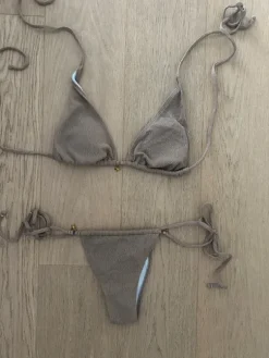 Brauner Bikini SHEIN Größe M – goldene Seesterne, strukturierter Stoff – guter Zustand