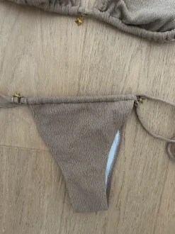 Brauner Bikini SHEIN Größe M – goldene Seesterne, strukturierter Stoff – guter Zustand