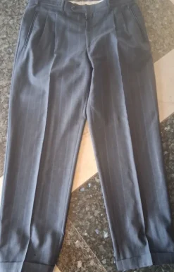 Bundfaltenhose, Signé incognito, Hr. 25, grau und blau
