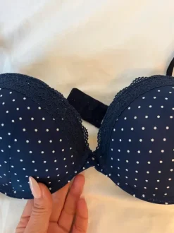 75C Wunderschöner Push-up BH mit Spitze von New Yorker in dunkelblau mit Punkten