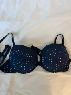 75C Wunderschöner Push-up BH mit Spitze von New Yorker in dunkelblau mit Punkten