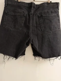 Calvin Klein kurze Jeanshose, schwarz, Größe XL