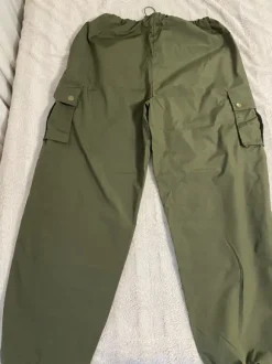 Cargohose Parachute in grün/khaki