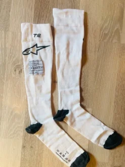 Chaussettes pilote Alpinestars FIA – Taille L – Homologuées jusqu’en 2034 – 2 paires dispo