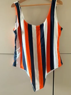 Cooler Badeanzug mit Streifenmuster - Neu -