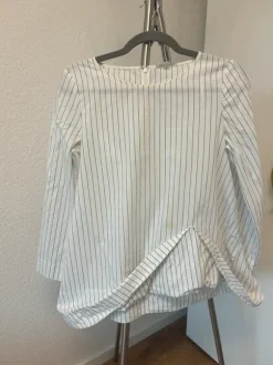 COS Bluse 34 Weiß Blau Gestreift Asymmetrischer Saum Clean Girl