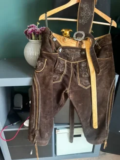 Country Line Lederhose – Gr. 48 – mit abnehmbarem Latz – Dreiviertellänge