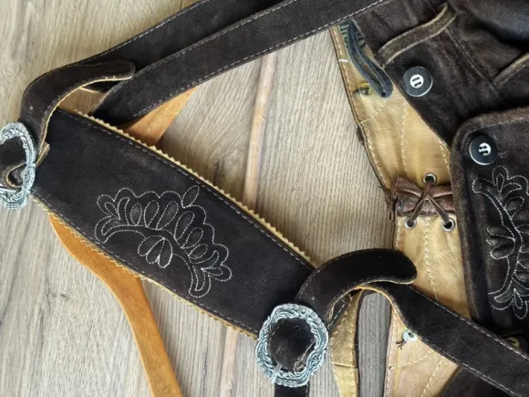 Country Line Lederhose – Gr. 48 – mit abnehmbarem Latz – Dreiviertellänge