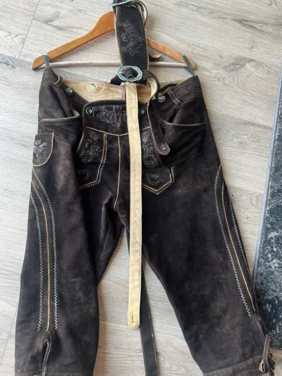 Country Line Lederhose – Gr. 48 – mit abnehmbarem Latz – Dreiviertellänge