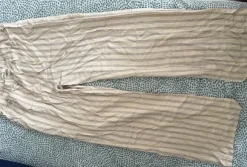 Cremefarbene Hose mit schwarzen Streifen