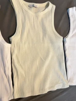 Crop tops - white & pastel green