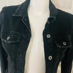 Damen Bershka Jeansjacke schwarz tailliert Gr. S