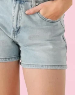 De ideale jeans short combineert perfect