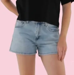 De ideale jeans short combineert perfect