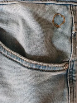 De ideale jeans short combineert perfect