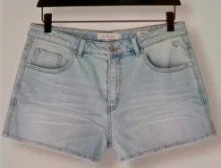 De ideale jeans short combineert perfect