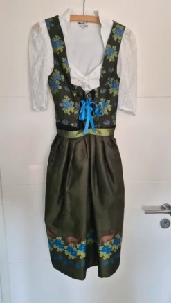 Dirndl mit Bluse