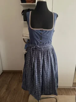 Dirndl mit Schürze