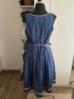 Dirndl mit Schürze