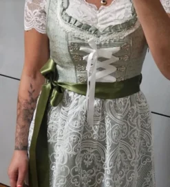 Dirndl ohne Bluse