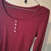 Dünner Pullover mit Zierknöpfen