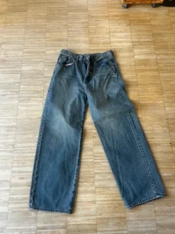 Dunkelblaue Jeans mit grauen Akzenten (Mann)