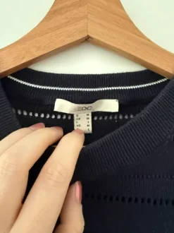 Dunkelblauer Pulli mit Lochmuster