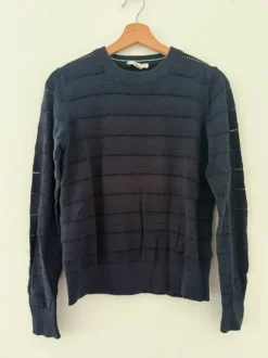 Dunkelblauer Pulli mit Lochmuster