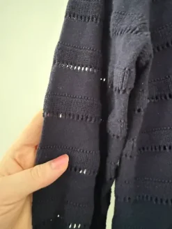 Dunkelblauer Pulli mit Lochmuster