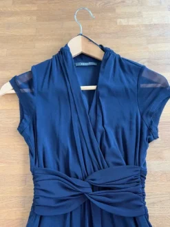 Dunkelblaues festliches kurzes Kleid bis zum Knie mit Tüllstoff gr. XS