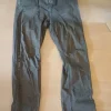 Dunkelbraune Hose