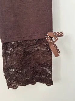 dunkelbraune Leggings mit Spitze und Schleifen