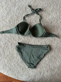 dunkelgrüner bikini