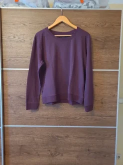 Dunkellilaner Pullover