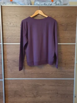 Dunkellilaner Pullover