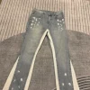 Eine flared Jeans
