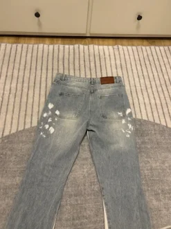 Eine flared Jeans