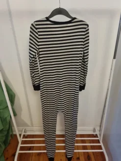 Einteiler Pyjama schwarz grau gestreift