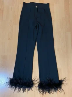 Elegante Hose unten gefiedert