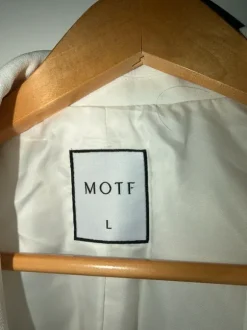 Elegante weiße Weste von MOTF