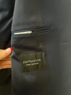 Eleganter dunkelblauer Anzug von Steffen Klein – Größe 48