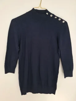 Eleganter Feinstrickpullover mit Zierknöpfen
