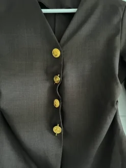 Elegantes braunes Oberteil/Cardigan mit goldenen Knöpfen