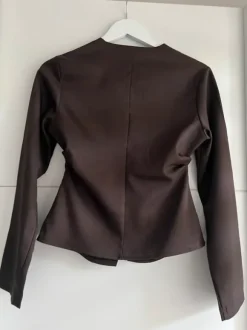 Elegantes braunes Oberteil/Cardigan mit goldenen Knöpfen