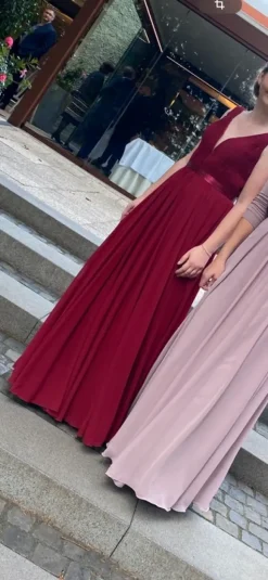 Elegantes rotes Abend-/Ballkleid