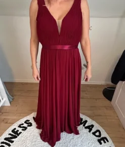 Elegantes rotes Abend-/Ballkleid