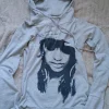 Enganliegender Hoodie mit schickem Aufdruck
