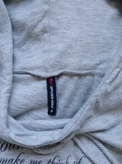 Enganliegender Hoodie mit schickem Aufdruck