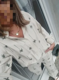 Ensemble chemise et pantalon beige et palmier vert