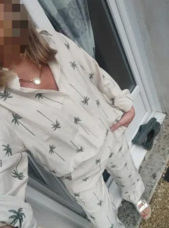 Ensemble chemise et pantalon beige et palmier vert